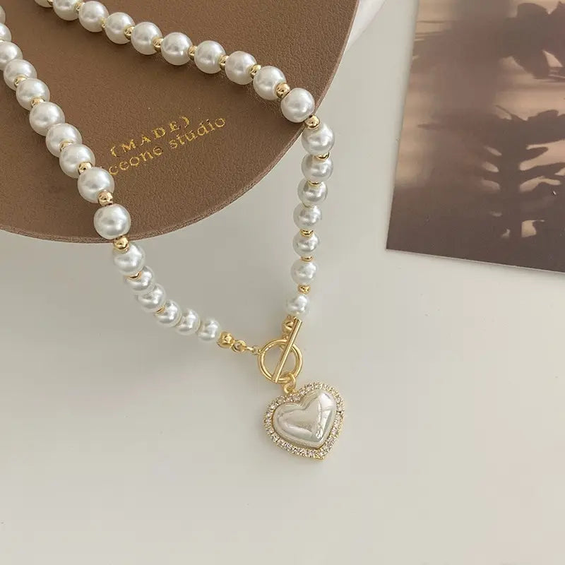 COLAR FEMININO EM PEROLAS E CORAÇÃO