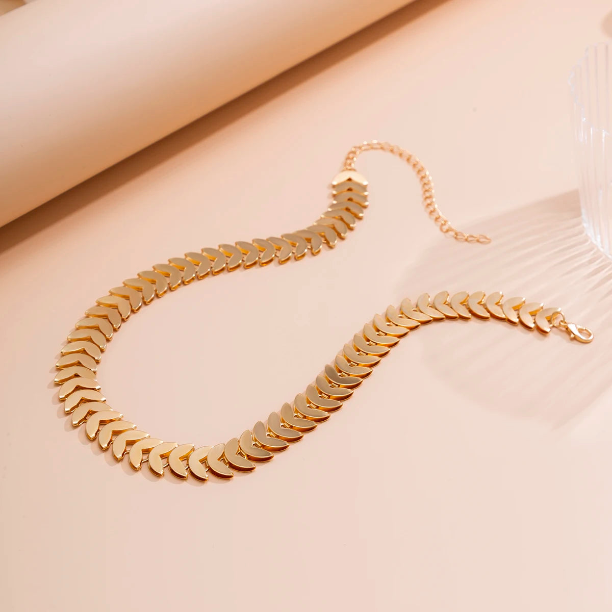 COLAR FEMININO EM PETALAS DOURADAS