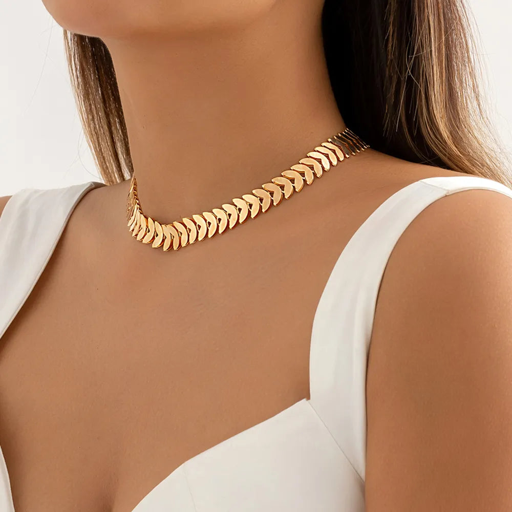 COLAR FEMININO EM PETALAS DOURADAS