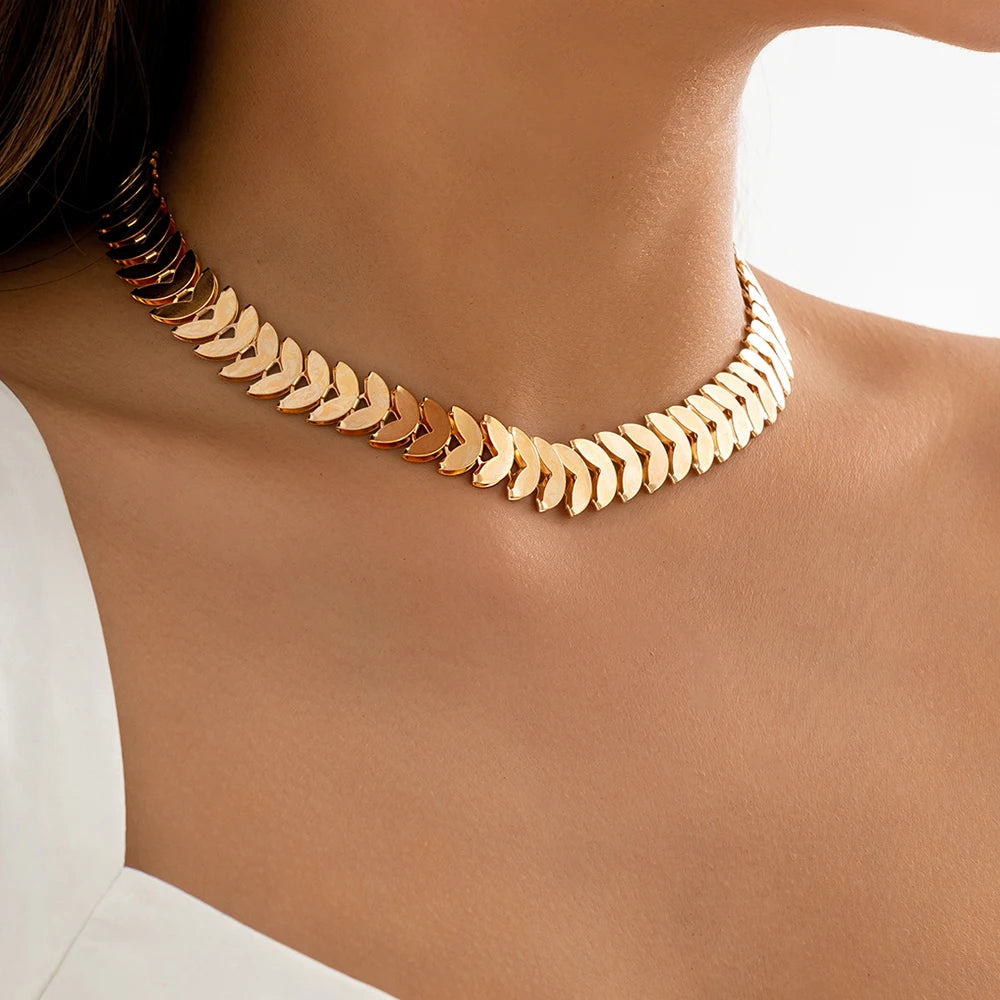 COLAR FEMININO EM PETALAS DOURADAS