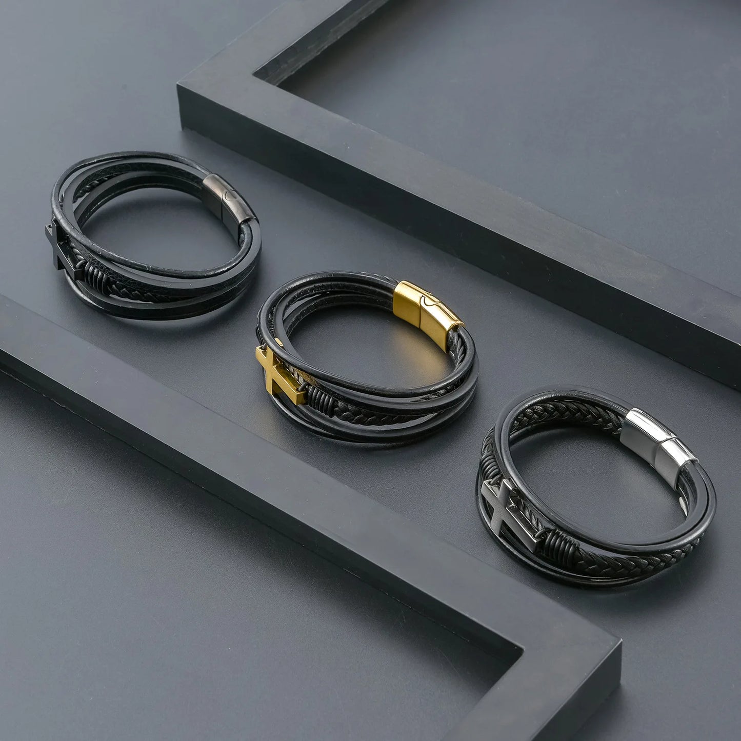 PULSEIRA MASCULINA COURO TRANÇADO + CRUZ