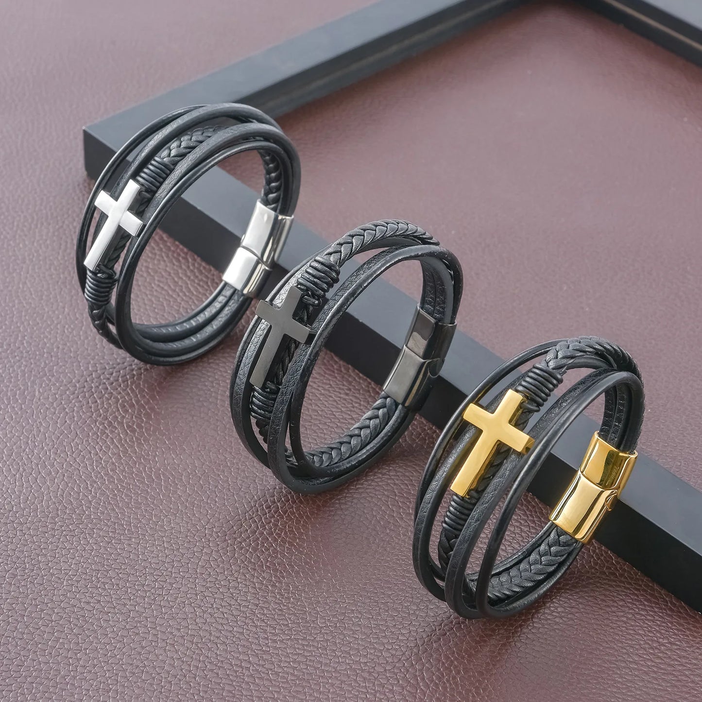PULSEIRA MASCULINA COURO TRANÇADO + CRUZ